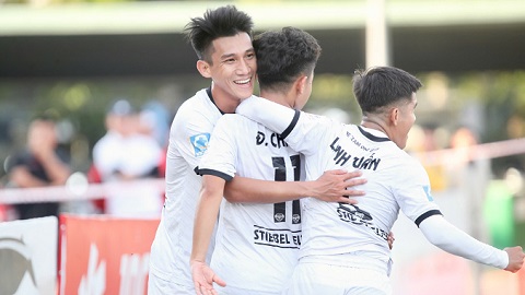 Simone Inzaghi celebrating with his Inter Milan players after beating Barcelona.